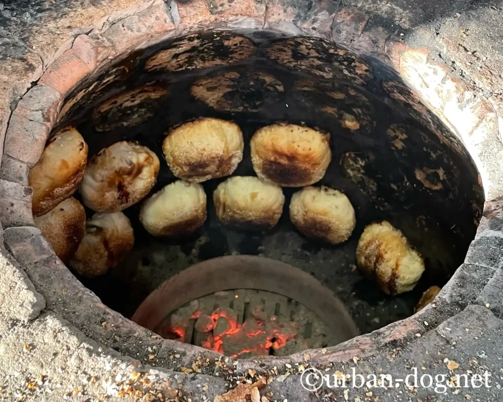 胡椒餅を焼いているところ